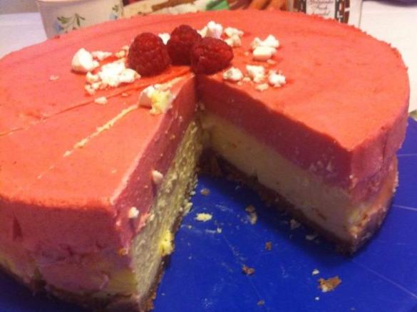 Käsekuchen mit Himbeersahne