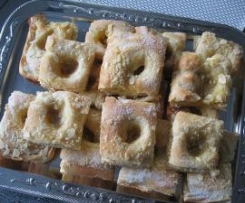 Hefe-Butterkuchen mit Apfelmus und Mandeln.