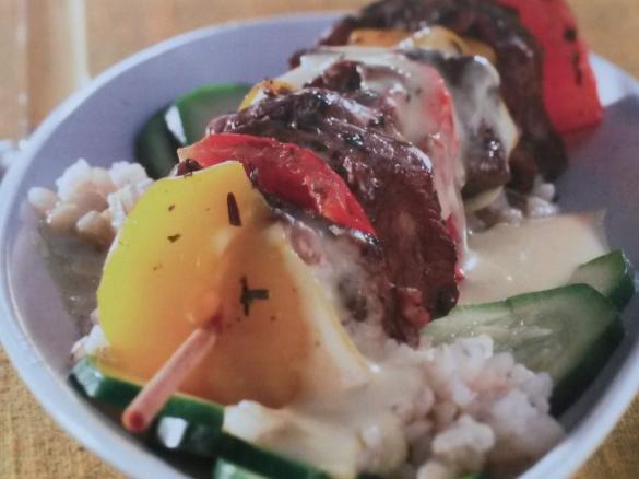 Putenspießchen mit Reis, Zucchini und Curry-Senf-Sauce