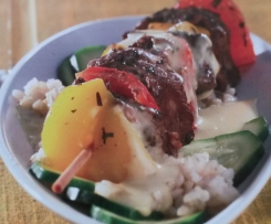 Putenspießchen mit Reis, Zucchini und Curry-Senf-Sauce