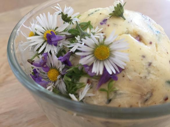 Schnittlauchblüten/Gänseblümchen-Butter würzig