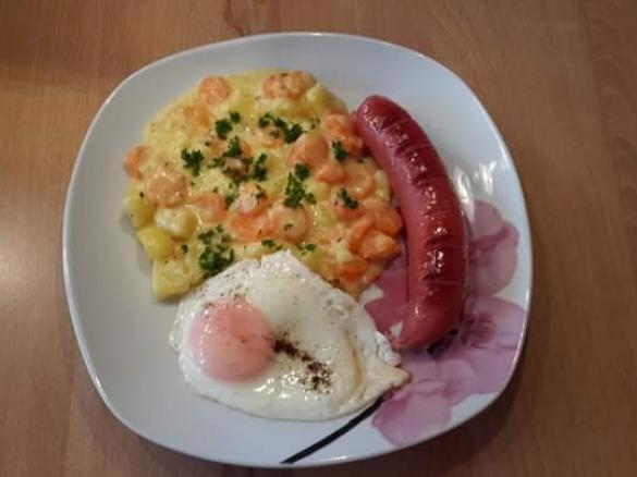 Kartoffel-Möhren-Gemüse mit Bratwurst und Spiegelei