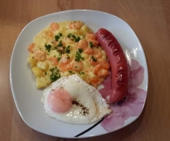 Kartoffel-Möhren-Gemüse mit Bratwurst und Spiegelei