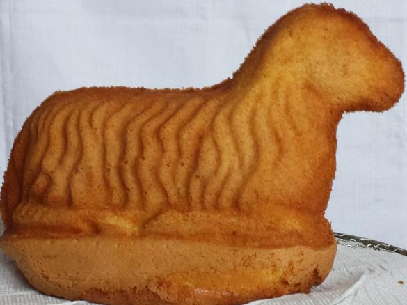 Osterlamm aus Biskuit