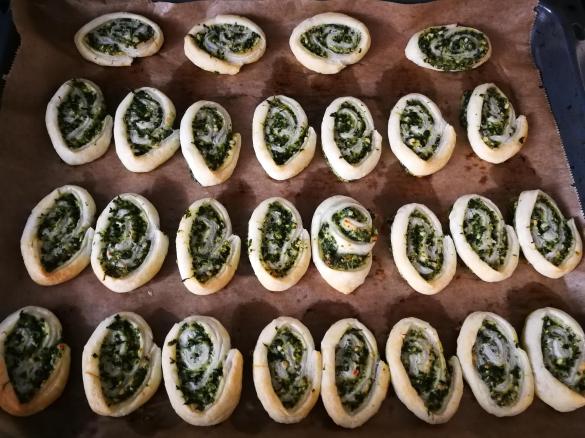 Blätterteigschnecken mit Spinat und Feta