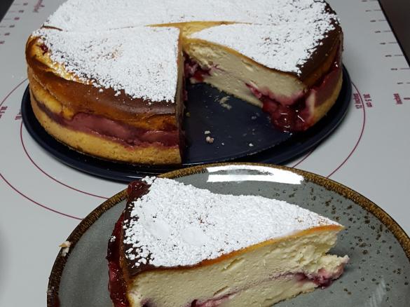 Käsekuchen mit kalter roter Kirschgrütze
