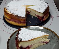 Käsekuchen mit kalter roter Kirschgrütze