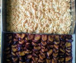 Zwetschgenkuchen und Apfelkuchen auf einem Blech