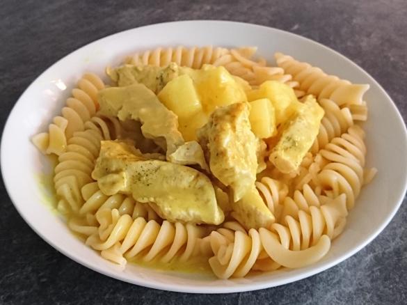 Variation von Hühnchen-Curry (Ananas-Kokosmilch) mit Varoma