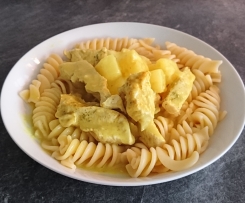 Variation von Hühnchen-Curry (Ananas-Kokosmilch) mit Varoma