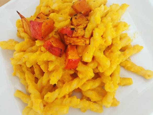 Nudeln mit Kürbissoße & Kürbiswürfeln