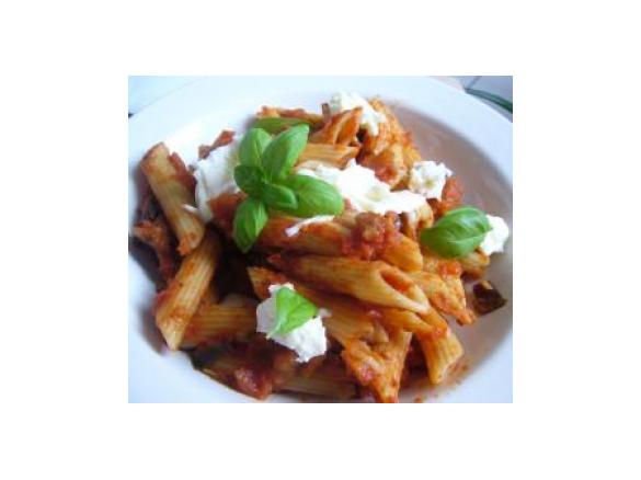 Penne mit mediterraner Tomatensauce