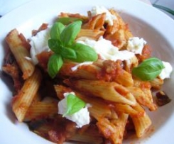 Penne mit mediterraner Tomatensauce