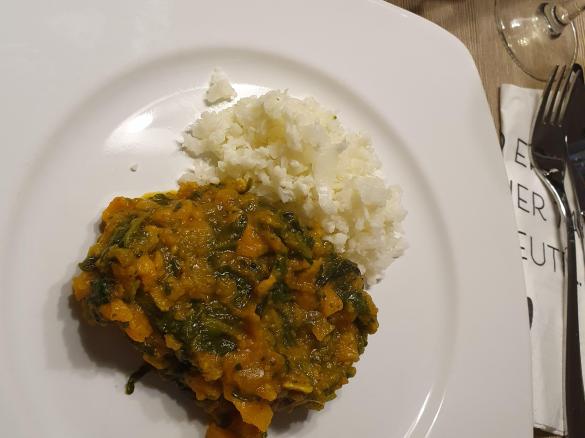 Süßkartoffel-Spinattopf mit Blumenkohlreis