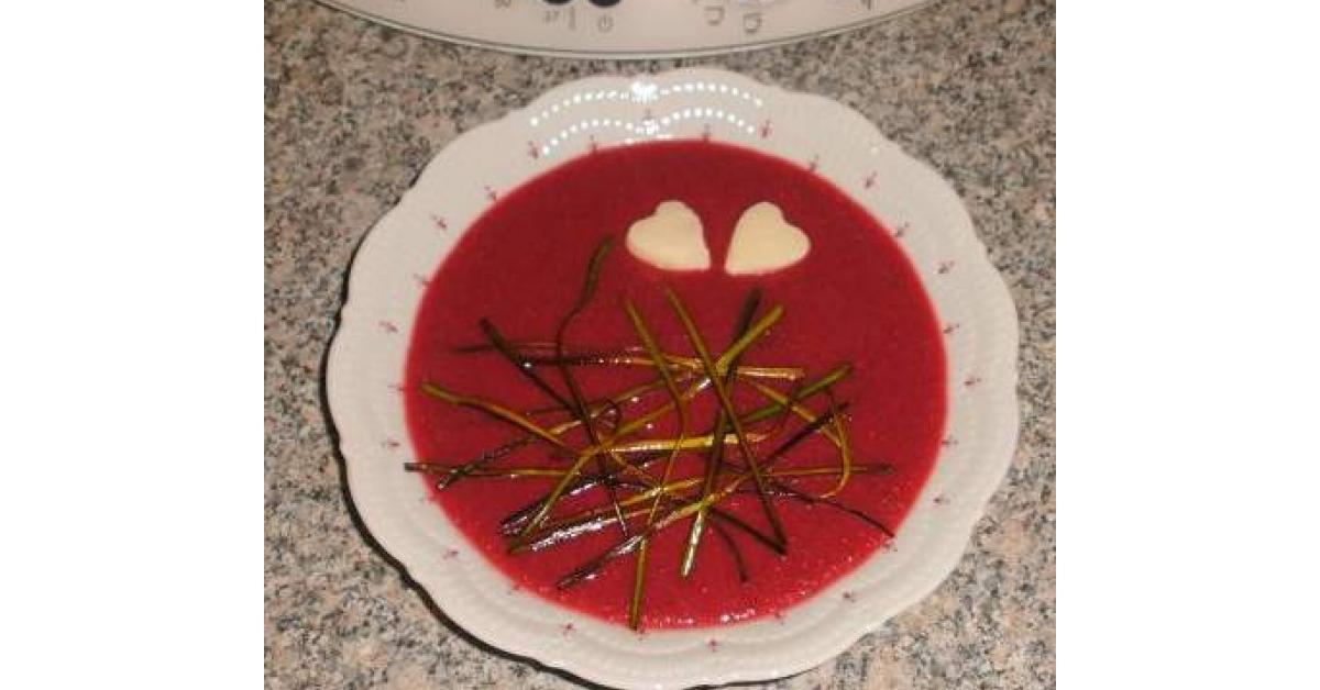 Rote Beetesuppe mit Lauchstroh und Meerrettichherzen von ... Rote Beetesuppe mit Lauchstroh und Meerrettichherzen von ...