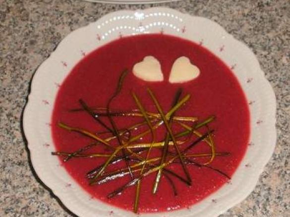 Rote Beetesuppe mit Lauchstroh und Meerrettichherzen