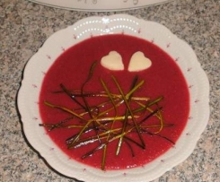 Rote Beetesuppe mit Lauchstroh und Meerrettichherzen