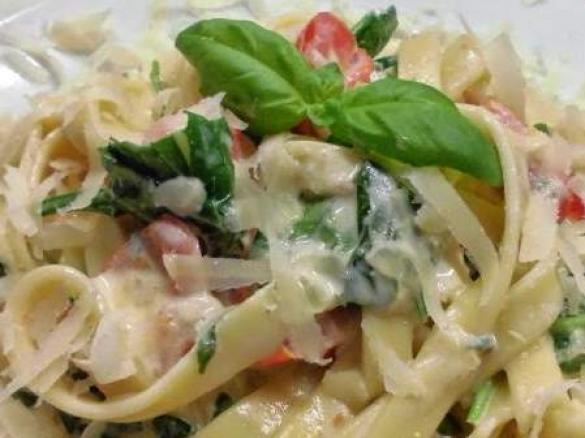 Linguini mit Gorgonzolasoße und Lachscreme Tomate