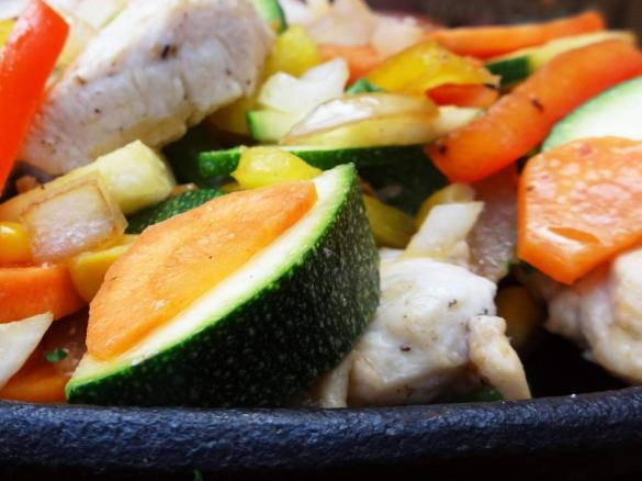 Hähnchen-Gemüse-Reis-Topf