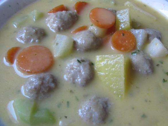 Kohlrabicremesuppe / Gemüsecremesuppe mit Fleischklößchen