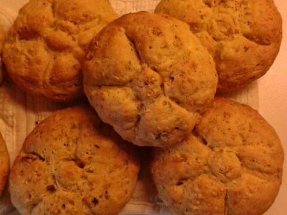 Knusprige Mehrkornbrötchen mit Karottenraspel