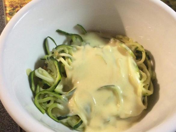 Zucchini Spiralen mit Blauschimmelkäsesauce