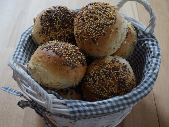 Möhren-Fitness-Brötchen mit Hirse, Leinsamen und Sonnenblumenkernen