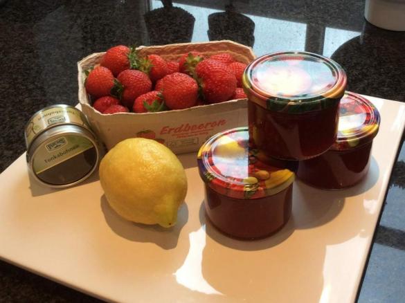 Erdbeer-Konfitüre mit Tonkabohne und marokkanischer Minze