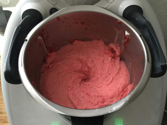 Erdbeer-Nektarinen-Eis, sehr erfrischend