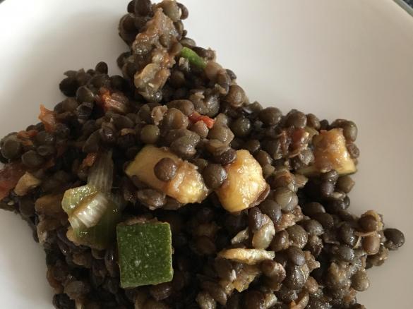 Mediterraner Linsensalat für das Vorspeisenbuffet