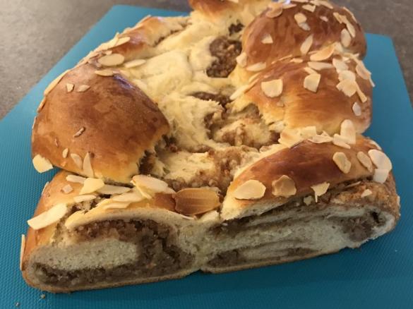 Hefezopf mit Marzipan-Nuss-Füllung