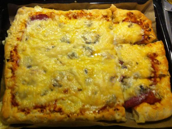 Pizza Käserand- Gorgonzola, Schinken, Salami