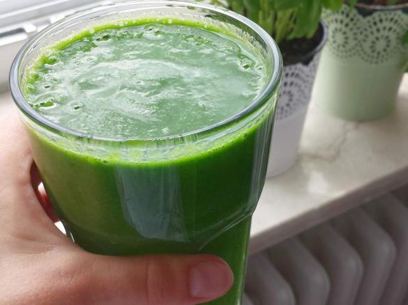 Vitaminreicher Spinat Apfel Bananen Reismilch Smoothie