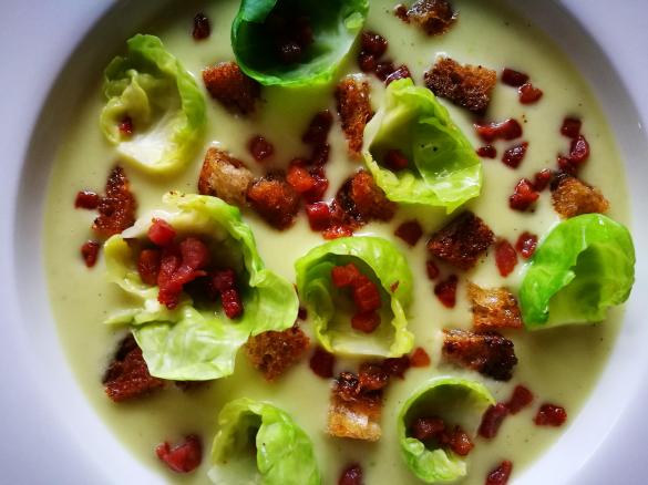 Rosenkohlcremesuppe mit Speckwürfel und Croutons