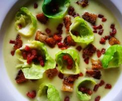 Rosenkohlcremesuppe mit Speckwürfel und Croutons