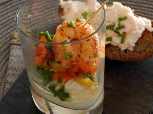 Garnelen-Spieße auf Avocadomousse und Cherrytomaten