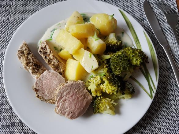 Schweinefilet mit Pfeffer-Senf Kruste & Schnittlauch-Soße mit Kartoffeln und Brokkoli, ALL IN ONE