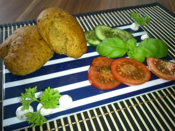 Kugelbrötchen mit Oliven und Tomaten