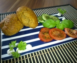 Kugelbrötchen mit Oliven und Tomaten