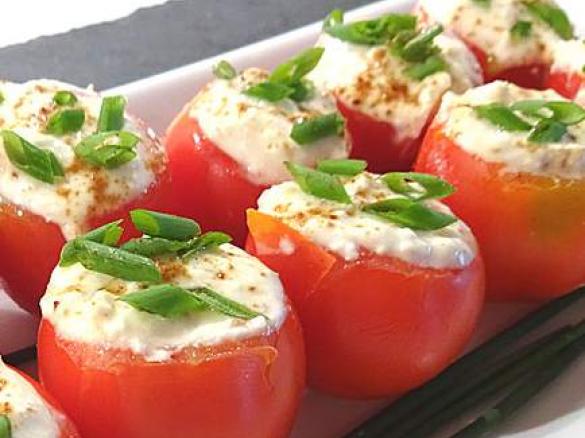 Ricotta-Minz-Dip bzw. gefüllte Tomaten