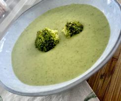Brokkolisuppe mit Parmesan