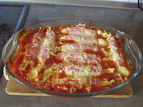 Käse-Schinkenrollen in Tomatensosse