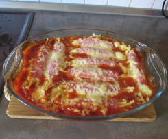 Käse-Schinkenrollen in Tomatensosse