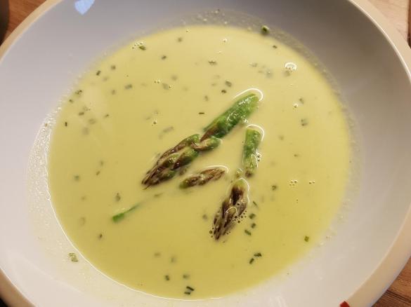 grüne Spargelsuppe mit Erbsen