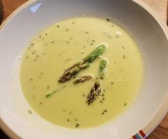 grüne Spargelsuppe mit Erbsen