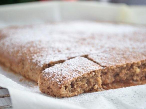 Lebkuchen mit Nüssen und getrockneten Früchten