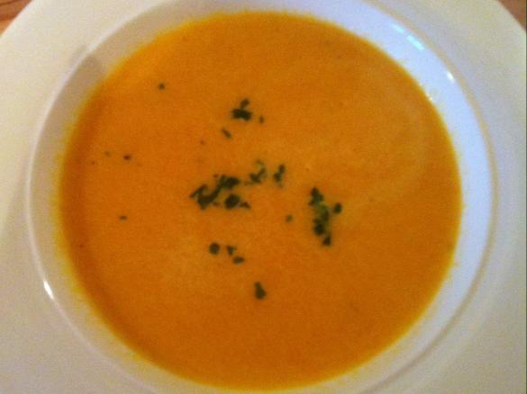 Möhrencremesuppe mit einem Schuss Orangensaft
