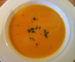 Möhrencremesuppe mit einem Schuss Orangensaft
