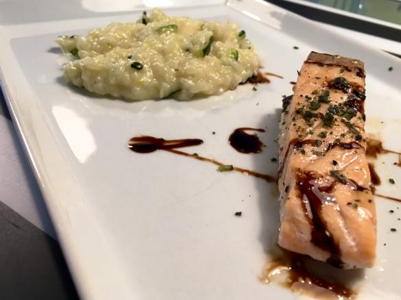 Zucchini-Risotto mit Lachsfilet