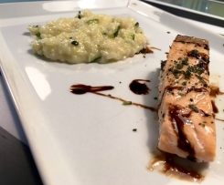 Zucchini-Risotto mit Lachsfilet